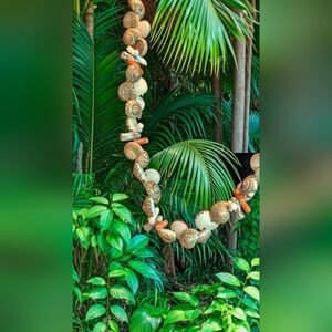 Vintage Les Bernard spotted Snail Shell Necklace w red pieces spotted 24" long